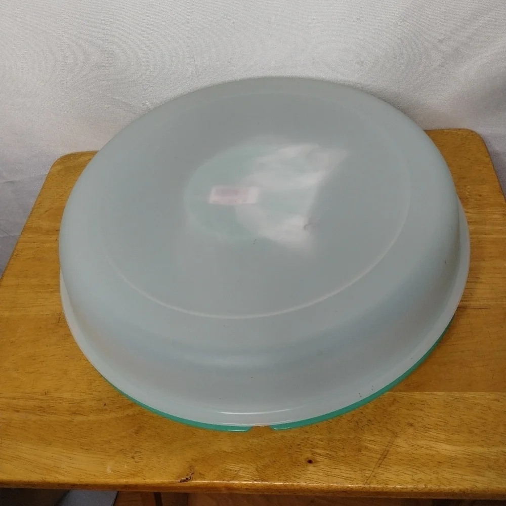 New Tupperware Serving Center for parties, thanksgiving or any holiday